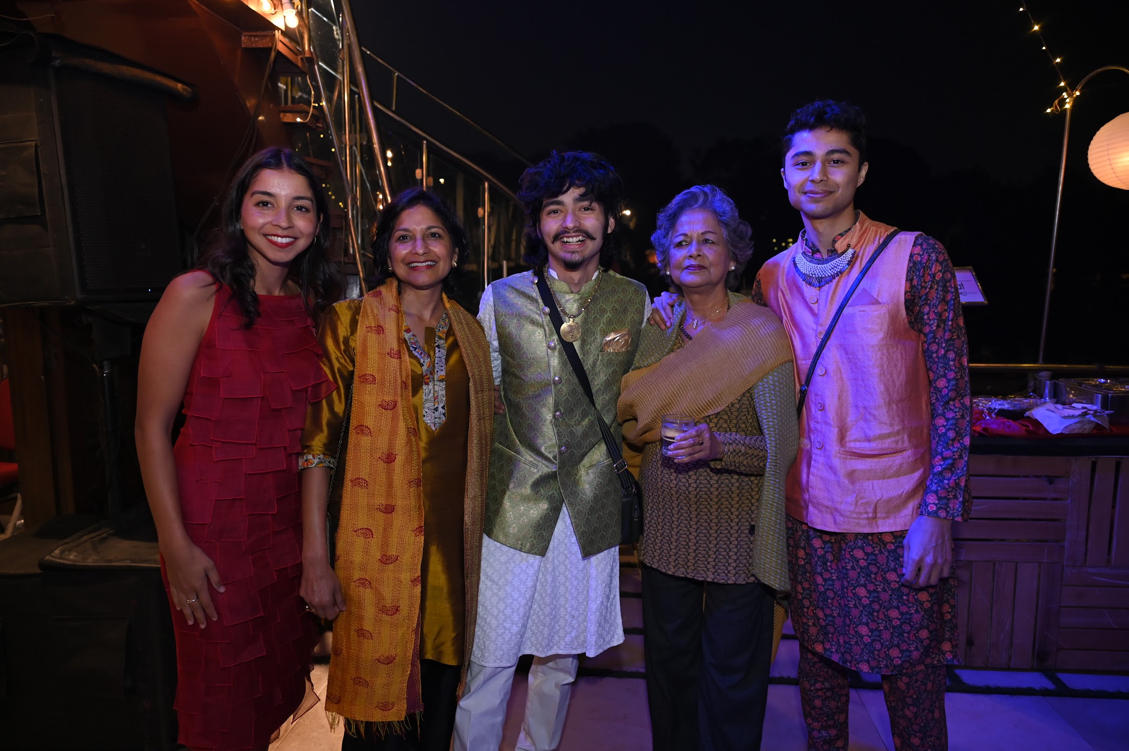 image loading: desi boatride